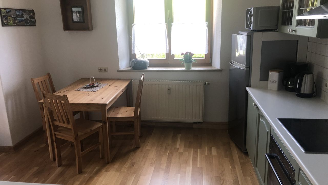 Küche mit kleinen Esstisch und überdachten Balkon Küche mit kleinen Esstisch und überdachten Balkon